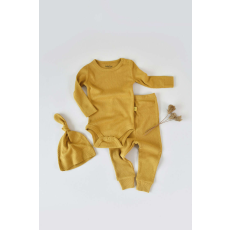  3 részes készlet: hosszú ujjú body, hosszú nadrág és kalap organikus és modális pamutból - sáfrány, BabyCosy (méret: 18-24 hónap)