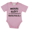 A-K Rövid ujjú baba body "Mosás előtt a kisgyereket távolítsa el!" felirattal