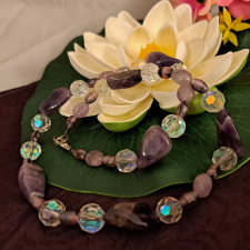  Ametiszt és kristály nyakék. Természetes, csiszolt nyaklánc