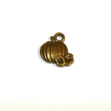  Antik bronz színű tök charm. Mérete: 1,1x0,8x0,2 cm dekorációs kellék