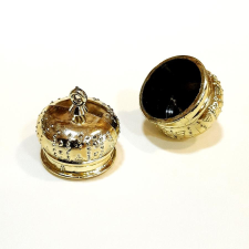  Arany színű, korona alakú kupak, akasztóval (műanyag). Mérete: 3x3 cm dekorációs kellék
