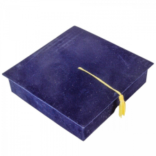 Bársony papírdoboz ballagási sapi sötét kék M4,5x18cm dekorációs kellék