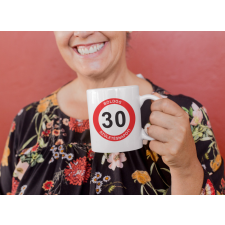  Behajtani tilos táblás Bögre egyedi ajándék