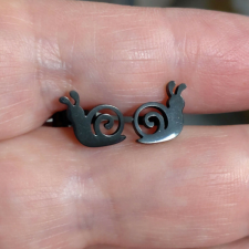  Csigás nemesacél fülbevaló, fekete színű fülbevaló