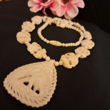  Csont nyakék stilizált elefántokkal. nyaklánc