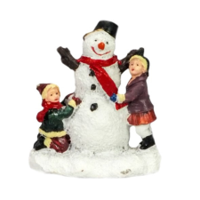 DC Hóemberes jelenet gyerekekkel 6cm x 3,5cm x 6,4cm karácsonyi dekoráció