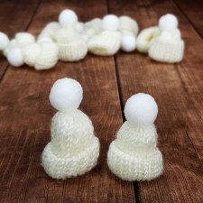 DC Mini kötött sapka 5cm fehér dekorációs kellék