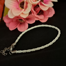  Diszkrét és elegáns bőrkarkötő /fehér/ karkötő