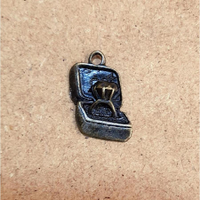  Ékszerdoboz gyűrűvel, bronz szinű charm. Mérete: 17x23 mm dekorációs kellék
