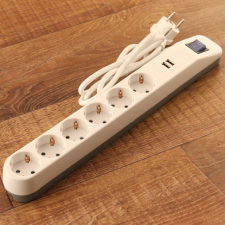 EverFlourish Hungary Kft. Asztali elosztó ICE 6-os kapcsolós +2USB hosszabbító, elosztó