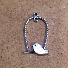  Ezüst szinű madár ülőfán, mérete: 20x33 mm dekorációs kellék