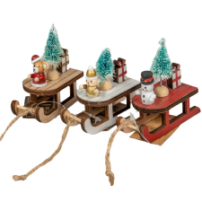  Fa szánkó figurával akasztós M7cm dekorációs kellék