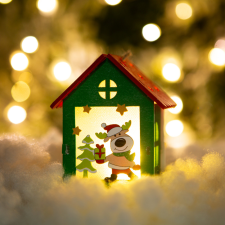 Family Karácsonyi LED dekor házikó - melegfehér - fa - 2 féle - 7,5 x 9,5 x 5,5 cm - 12 db / display karácsonyi dekoráció