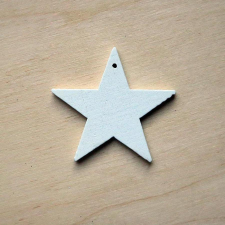  Fehér fa csillag, lyukkal. Mérete: 45 mm dekorációs kellék