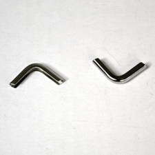 Fém sarokdísz, ezüst színű, lapos. Mérete: 14x14 mm dekorációs kellék