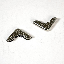  Fém sarokdísz, ezüst színű, lapos. Mérete: 16x16 mm dekorációs kellék