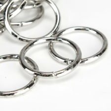  Fémkarika ezüst 2,5cm 20db/csomag dekorációs kellék