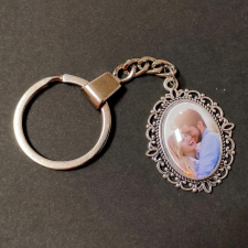 Fényképes kulcstartó ovális tibeti ezüst foglalatban (40 mm), dobozzal kulcstartó