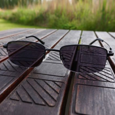 Fényre sötétedő multifokális olvasószemüveg kiemelt gyógyászati segédeszköz