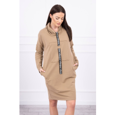 FiatalDivat Ruha zsebekkel és nyakkendő alakú csíkkal modell 0153 camel szín munkaruha