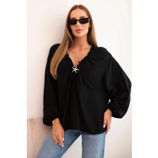 FiatalDivat Viszkóz blúz fodros nyakkivágással és brossal, 92320 modell, fekete