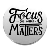  Focus on what matters (Arra figyelj, ami számít) kitűző