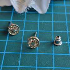  FÜL142 - Arany színű mintás kör beszúrós fülbevaló fém rögzítővel fülbevaló