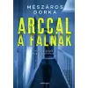 GENERAL PRESS Arccal a falnak