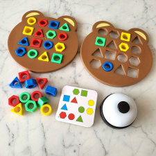 geometriai alakzatok illesztése építőkockákkal, gyosasági társasjáték társasjáték