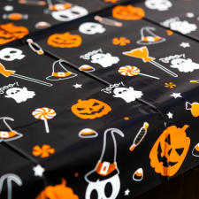 Halloween-i asztalterítő - alumínium hatású - 137 x 183 cm - apró motívumos lakástextília