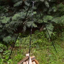  Háromlábú, kovácsoltvas állvány bográcshoz és flekkensütőhöz konyhai eszköz