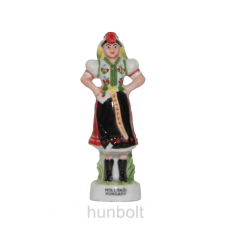 Hunbolt Hollókői lány, népi ruhában- miniatűr kézzel festett porcelánfigura hűtőmágnes