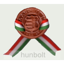 Hunbolt Kerámia kokárda Kossuth címerrel, nemzeti színű szalaggal és biztosító tűvel ajándéktárgy