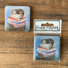 Hűtőmágnes Alex Clark, 6x6 cm, Cica ruhákon hűtőmágnes