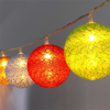 IRIS Gömb alakú 6cm/színes fonott/1,5m/barna-piros-kék-zöld/10db LED-es/USB-s fényfüzér, fénydekoráció