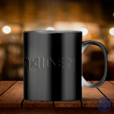  Iron Maiden Black logo bögre (Hőre változó) bögrék, csészék