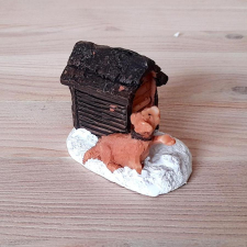  Karácsonyi falu figura, kutyaház kutyával. Mérete: 65 mm karácsonyi dekoráció