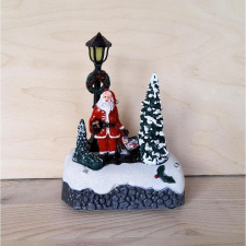  Karácsonyi faluhoz figura: Mikulás kandeláberrel, ledes, műanyag. Mérete: 95x125x55 mm karácsonyi dekoráció