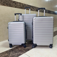  Keményfalú bőrönd 3db-os szet Ezüst színben