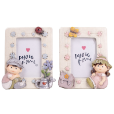  Képkeret gyerekkel poly 8,6x9,9cm dekorációs kellék
