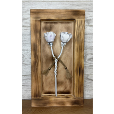  Kovácsoltvas csavart rózsapár BOROVI fenyőfa keretben - hófehér ajándéktárgy