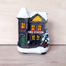  Ledes házikó, tűzoltóság. Mérete: 60x65x100 mm dekorációs kellék