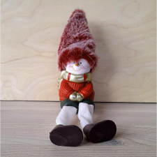  Lógólábú gyerek, bordó sapiban, kesztyűs. Mérete: 8 cm. karácsonyi dekoráció