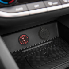 M.N.C Szivargyújtó helyére beépíthető USB aljzat elektromos alkatrész