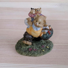  Mackóék kirándulnak. Polyresin, mérete: 60x60x50 mm dekorációs kellék