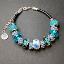  Maria King Bőr karkötő kék virágos és strasszos díszekkel, márkadobozzal karkötő