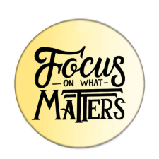 Maria King Focus on what matters kitűző kitűző