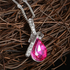 MariaKing Esőcsepp formájú, kövekkel díszített medál nyaklánccal, pink kristállyal nyaklánc