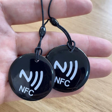 MariaKing Videó- fotóvetítő NFC biléta, videót, zenét, linket küld mobilra - fekete kulcstartó