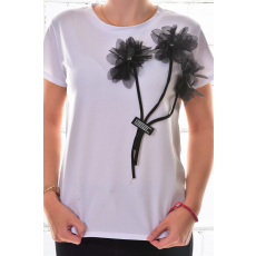 MB Collection női póló - Stílusos, laza fazonú, elején felvarrt fekete színű virágokkal, strasszköves díszítéssel M25-1-250203-26/T013